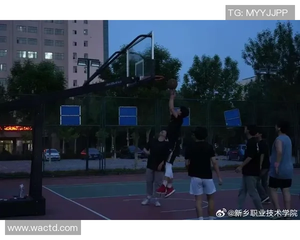 在校园篮球场挥洒汗水与青春的热血时刻